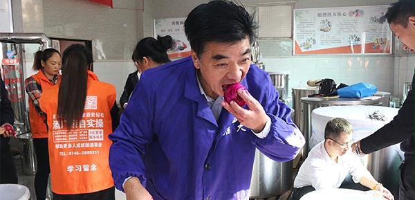 雅大酿酒新设备学员火龙果去皮处理