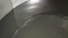 刚用纯粮酿酒设备蒸馏的白酒上面漂浮着油花，怎么回事？
