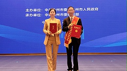 【雅大双喜临门】父女同登领奖台，胡顺开被授予市政府特殊津贴专家、胡明月入选市“小荷”人才