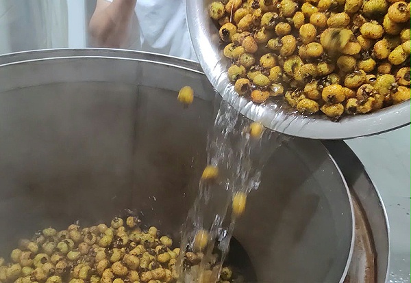 刺梨蒸熟