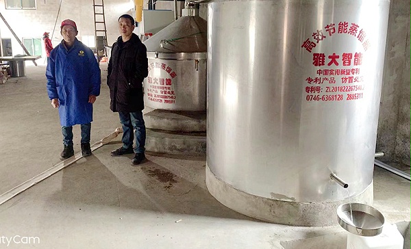 雅大技术老师上门指导设备安装和客户酿酒全过程被曝光-生物颗粒酿酒设备出酒6