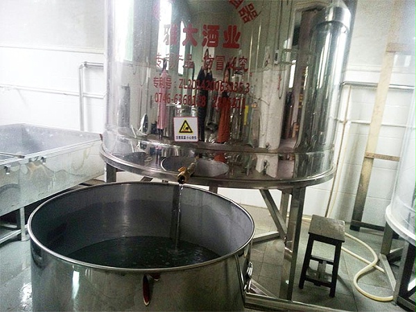 雅大大型酿酒设备厂家—接酒 